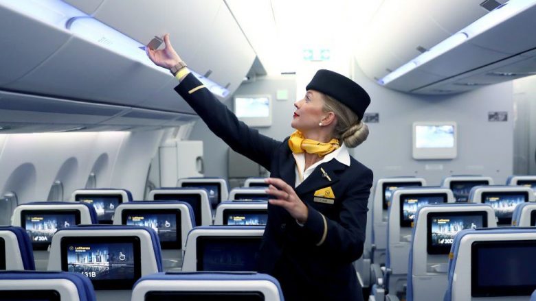 Ish- stjuardesa tregon se si të siguroni pije falas në udhëtimin tuaj