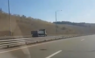 Vozit kamionin me shpejtësi të madhe në anën e kundërt të autostradës “Ibrahim Rugova” (Video)
