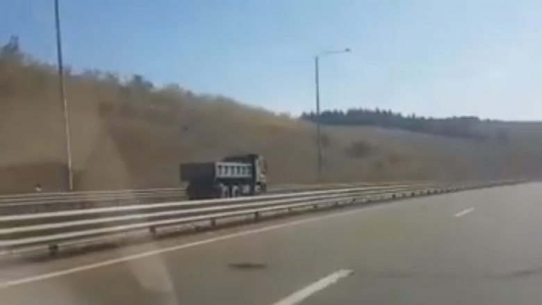 Vozit kamionin me shpejtësi të madhe në anën e kundërt të autostradës “Ibrahim Rugova” (Video)