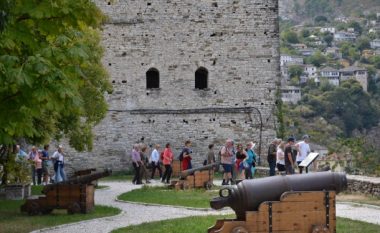 Kalaja e Gjirokastrës, e vizitojnë shumë vizitorë edhe në tetor