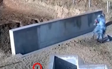 Kadeti kinez po mësonte hedhjen e granatës së dorës – ajo përfundoi pak metra larg këmbëve – eprori e fut me shpejtësi në rov për t’ia shpëtuar jetën (Video)
