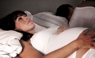 Problemet me gjumin mund të çojnë në lindje të parakohshme