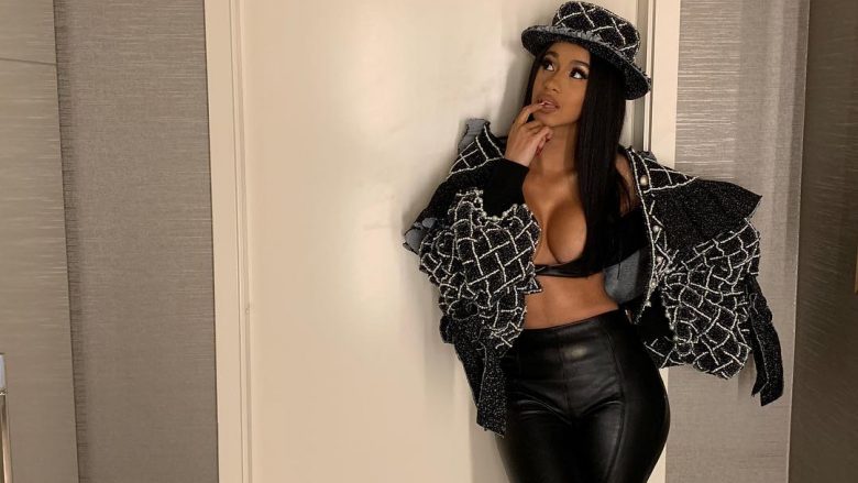 Cardi B zhvishet lakuriq për të paralajmëruar projektin e ri muzikor