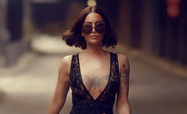 Dafina Zeqiri nis xhirimet e klipit të ri, duket atraktive në ‘Ferrari’