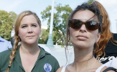 Amy Schumer dhe Emily Ratajkowski arrestohen nga policia në protestën kundër kandidatit të Gjykatës Supreme në Washington