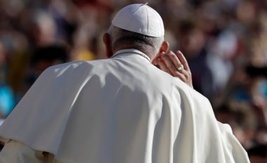 Papa krahason abortin me vrasjen në stil mafioz