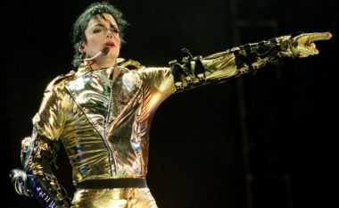 Del në ankand xhaketa që e kishte veshur Michael Jackson në turneun e parë solo ‘Bad’