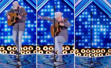 Konkurrenti në “X Factor” rrëzohet keq prapa teksa këndonte përpara jurisë
