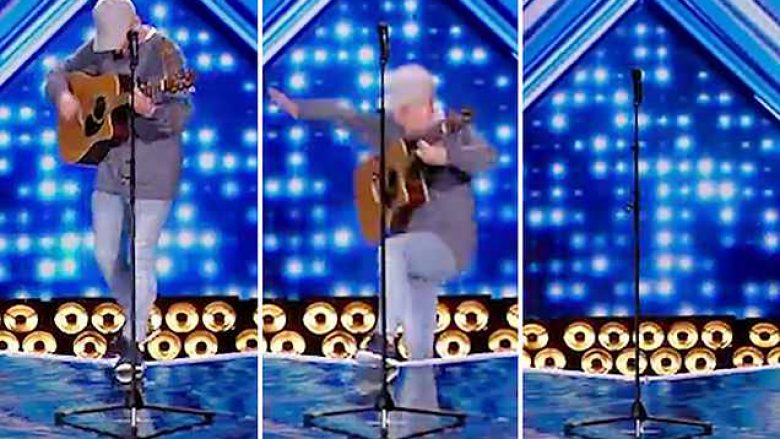Konkurrenti në “X Factor” rrëzohet keq prapa teksa këndonte përpara jurisë