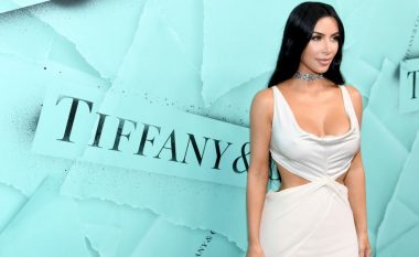 Kim Kardashian pozon e zhveshur dhe pranë një mashkulli nudo