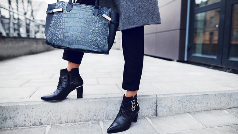 Kombinoni çantën dhe këpucët me veshjet si profesioniste: Stili i vjeshtës pa gabime!