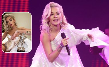 Rita Ora shfaqet provokuese në të bardha, ndërsa mirëpret në shtëpi çmimin e MTV-së: Avicii kjo është për ty