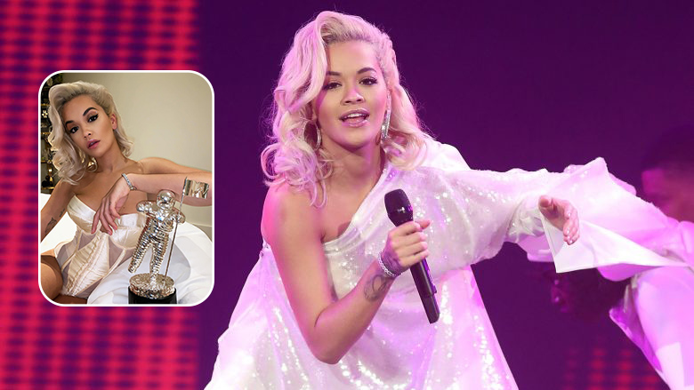 Rita Ora shfaqet provokuese në të bardha, ndërsa mirëpret në shtëpi çmimin e MTV-së: Avicii kjo është për ty