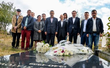Kurti, Dugolli e Lajçi kujtojnë protestat e studentëve, bëjnë homazhe te varri i ish-rektorit Ejup Statovci
