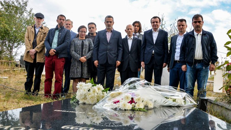 Kurti, Dugolli e Lajçi kujtojnë protestat e studentëve, bëjnë homazhe te varri i ish-rektorit Ejup Statovci
