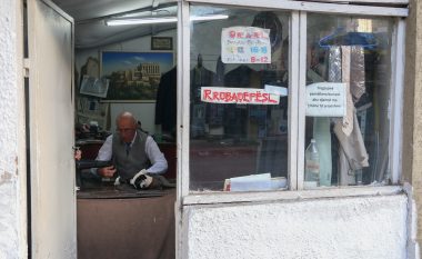 Rrobaqepësi nga Tirana prej 61 vitesh punon pa ndërprerje