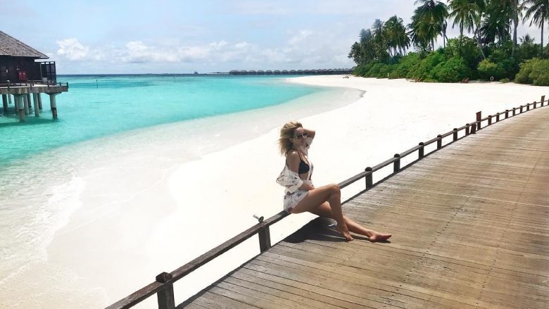 Miriam Cani tërheqëse në bikini nga pushimet në Maldive