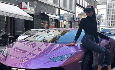 Morena Taraku duket atraktive teksa pozon pranë Lamborghinit