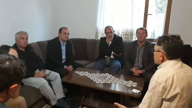 Haskuka viziton familjen e Çlirim Malokut, i cili u rrah në Serbi