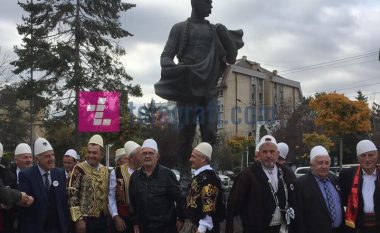 Mitrovicasit shënojnë “Ditën e Plisit” në kullën e heroit Isa Boletini (Foto)