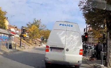 Prishtinë, vetura e Policisë së Kosovës shkel rregullat e trafikut, hyn në të kuqen (Video)