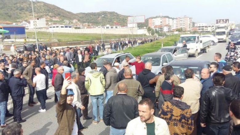 Sot bllokohet magjistralja Prishtinë-Mitrovicë, protestuesit do të kërkojnë asfaltimin e rrugës