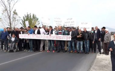 Banorët e Artakollit me protestë kërkojë riasfaltimin e rrugës Prishtinë-Mitrovicë