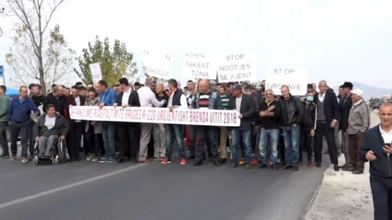 Banorët e Artakollit me protestë kërkojë riasfaltimin e rrugës Prishtinë-Mitrovicë