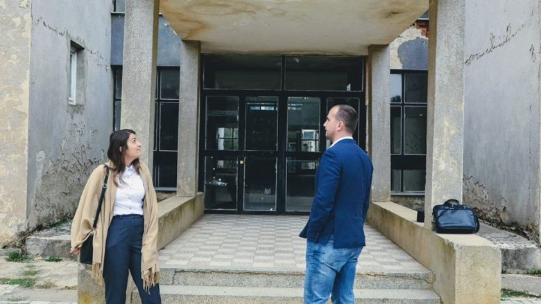 Kryetari i Kamenicës e gjen shkollën të mbyllur në orar të mësimit, paralajmëron masa ndëshkuese