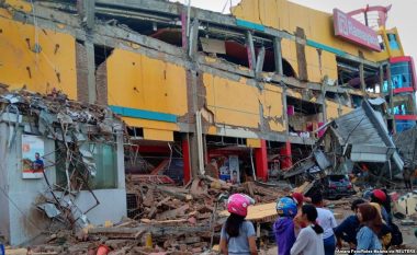 Vazhdojnë kërkimet për të mbijetuarit pas cunamit shkatërrues në Indonezi