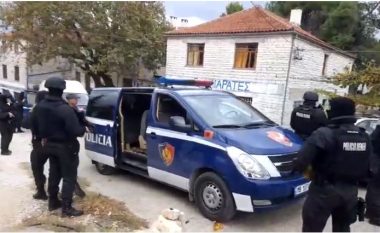 Pamjet kur ekstremisti grek në Bularat qëlloi mbi policinë e Gjirokastrës (Video)