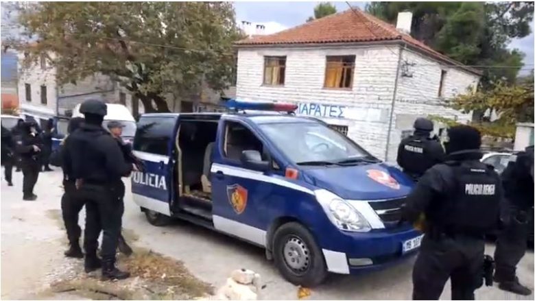 Pamjet kur ekstremisti grek në Bularat qëlloi mbi policinë e Gjirokastrës (Video)
