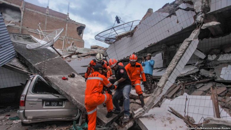 Tensione në Indonezi pas tërmetit shkatërrues