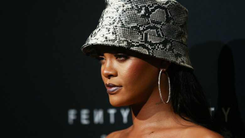 Rihanna refuzoi të performonte në SuperBowl shkaku i Kaepernickut