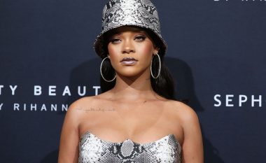 Rihanna e veshur me lëkurë gjarpri, sjell trendin më të famshëm të vitit!