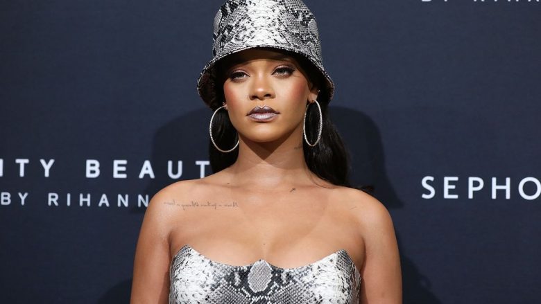 Rihanna e veshur me lëkurë gjarpri, sjell trendin më të famshëm të vitit!