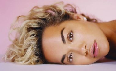 Rita Ora ‘godet’ sërish, pozon nudo në kopertinën e revistës “Clash”