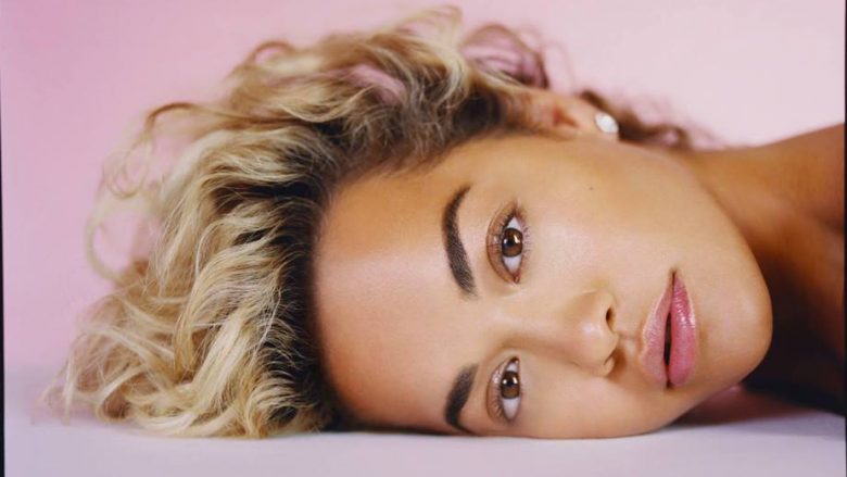 Rita Ora ‘godet’ sërish, pozon nudo në kopertinën e revistës “Clash”