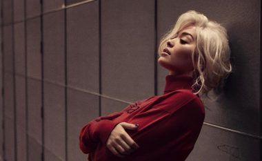 Rita Ora tallet në llogari të vetvetes për shfaqjen në publik me fustan të rrudhosur