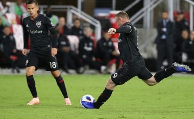 Rooney shënon supergol nga goditja e dënimit dhe ia siguron fitoren skuadrës së tij