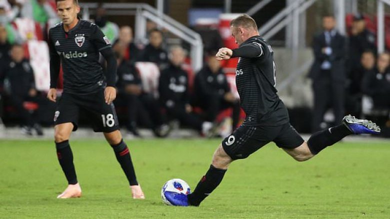 Rooney shënon supergol nga goditja e dënimit dhe ia siguron fitoren skuadrës së tij