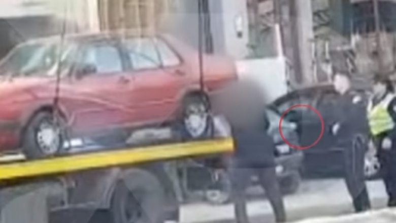Policia përdor sprej për ta arrestuar personin që iu konfiskua vetura (Video)