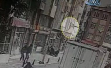 Adoleshentja bie nga dritarja e katit të pestë, mediat turke publikojnë pamjet e marra nga kamerat e sigurisë (Video)