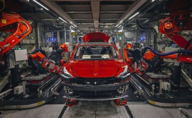 Tesla për tre muaj prodhon një numër rekord të makinave ‘Tesla Model 3’