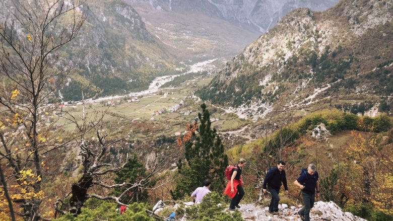 Thethi, bukuria që tërheq turistët edhe në vjeshtë