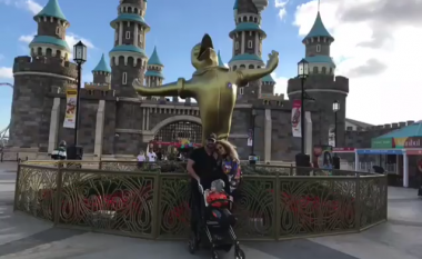 Tuna dhe Patrisi bashkë me djalin shijojnë shëtitjet në ‘DisneyLand’