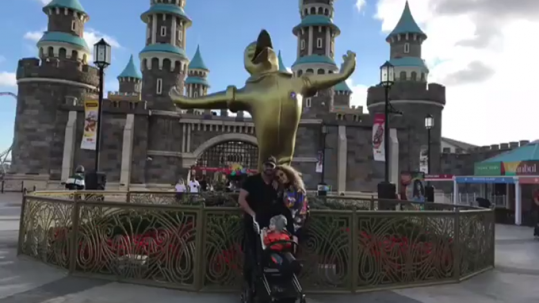 Tuna dhe Patrisi bashkë me djalin shijojnë shëtitjet në ‘DisneyLand’