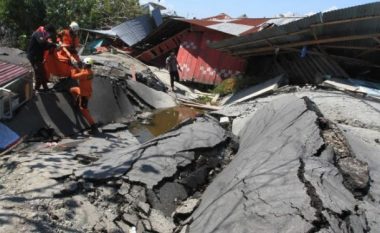 Mbi 5 mijë të zhdukur nga tërmeti në Indonezi