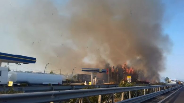 Zjarr i madh pranë pikës së karburantit, rrezik për tragjedi (Video)