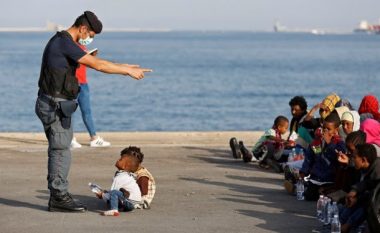 Italia mbyll aeroportet për imigrantët